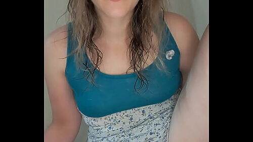 Caliente rubia tocándose y jugando con su coño y usa grande consolador para luego correrse